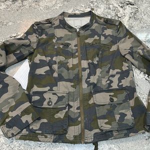 Halogen camo jacket. Size S. Military styling. Zip